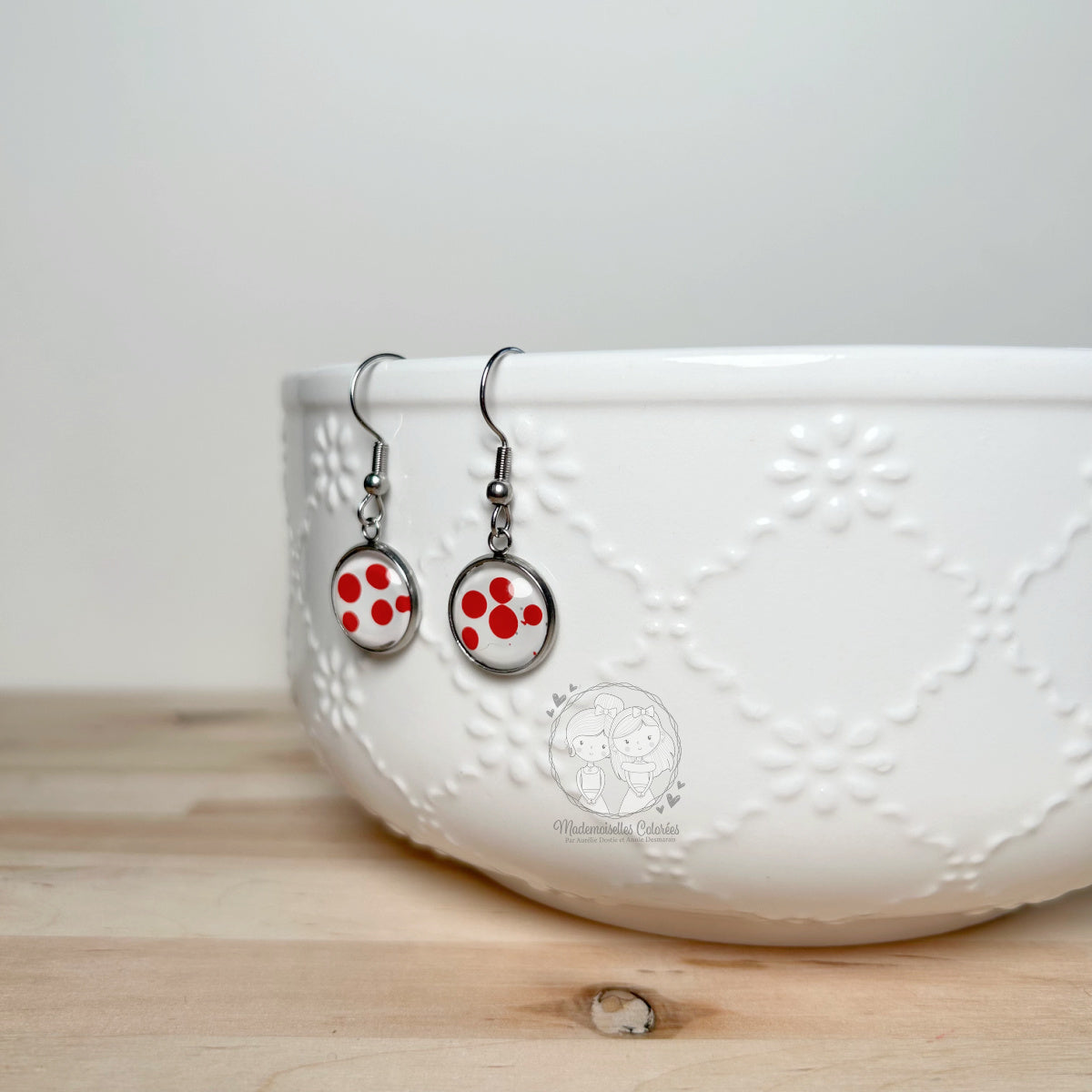 Boucle d'oreille pendante à pois rouge